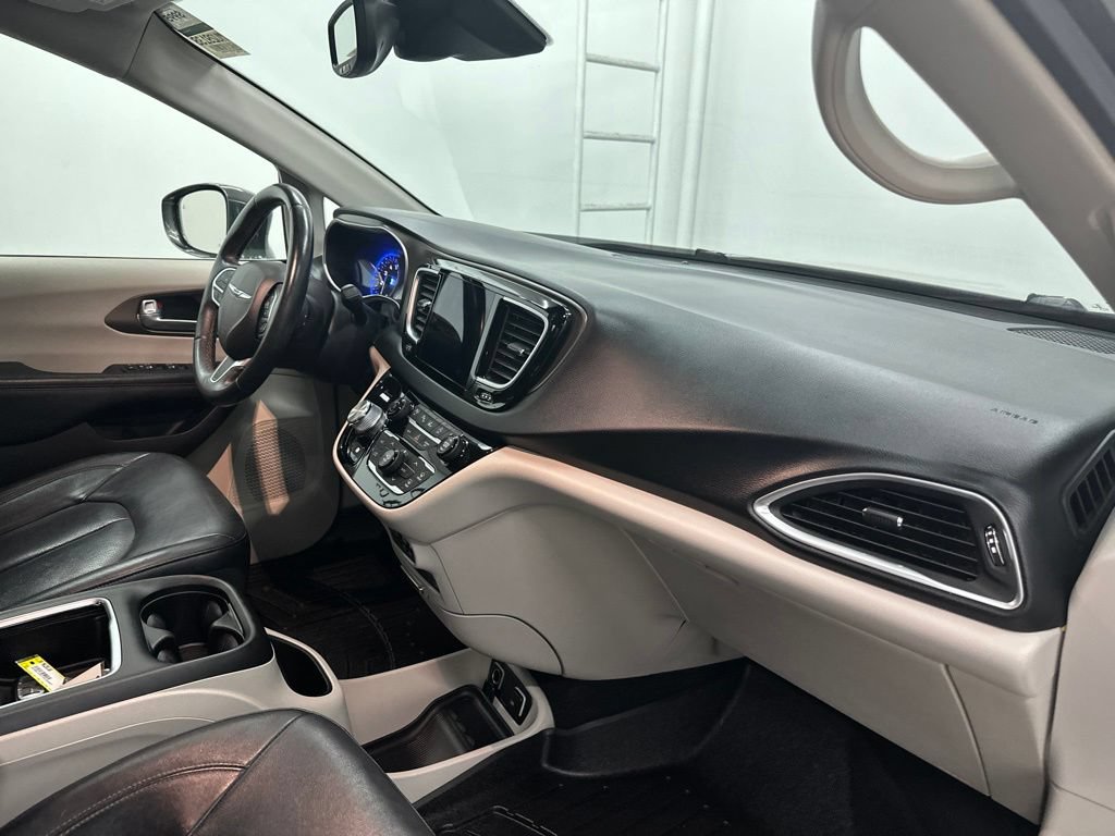 Used 2018 Chrysler Pacifica Touring-L Plus w/ Advanced Safetytec Group FWD image 28