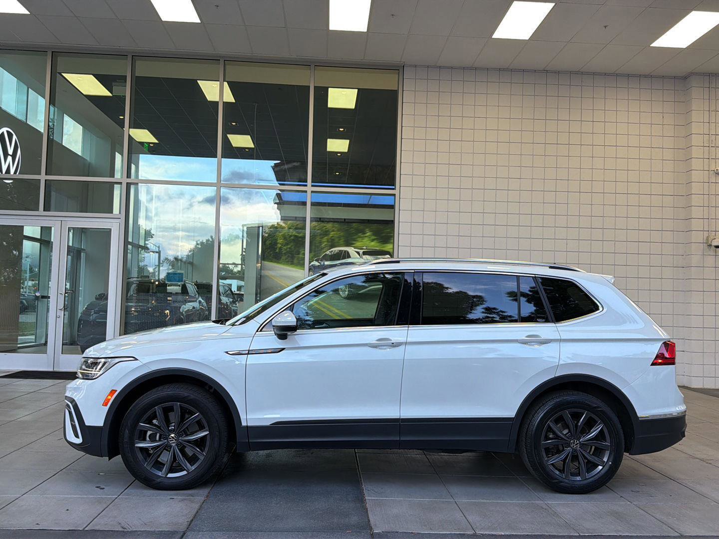 Certified 2023 Volkswagen Tiguan SE w/ Panoramic Sunroof Package FWD image 2