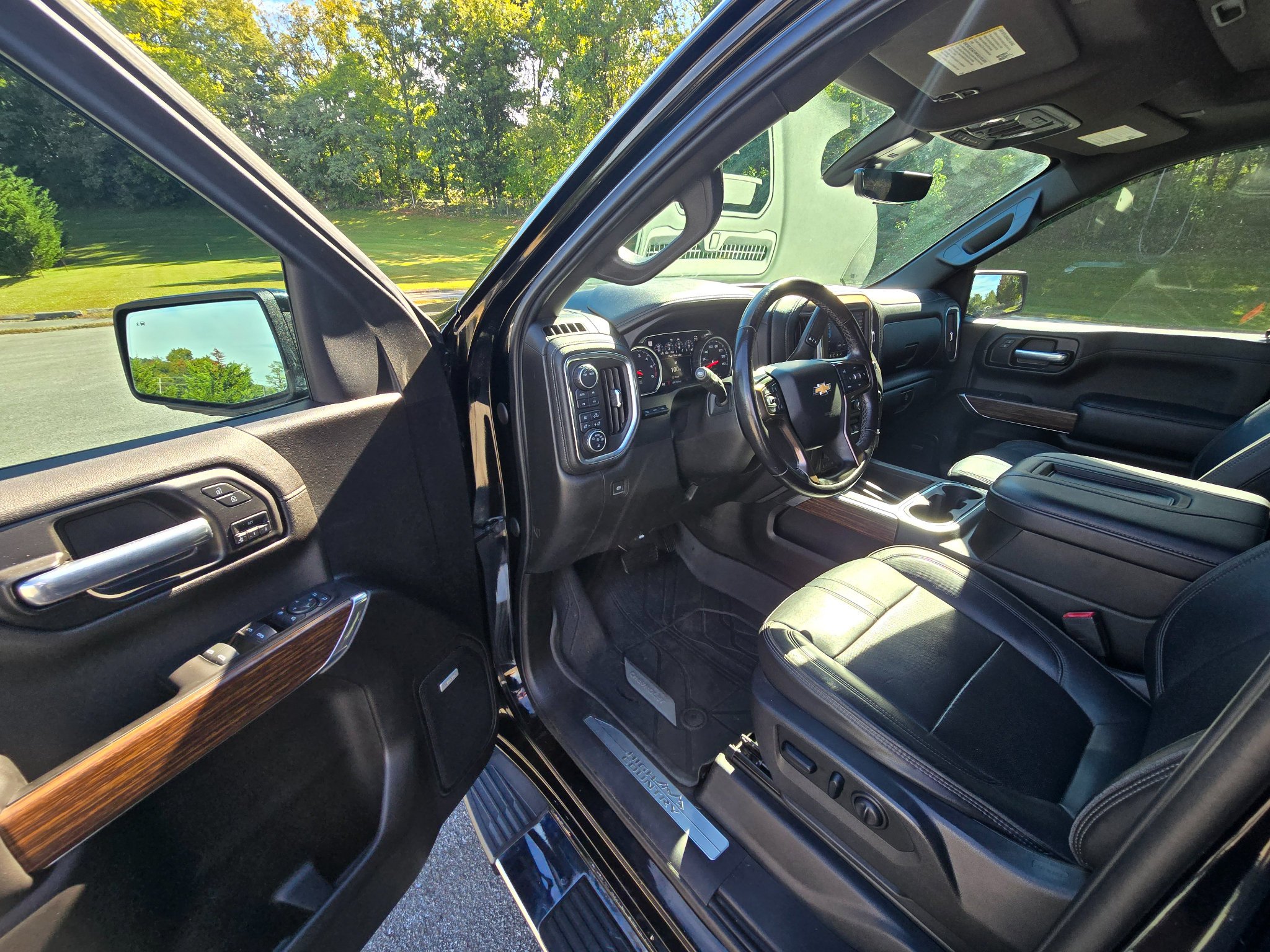 Used 2021 Chevrolet Silverado 1500 High Country w/ Technology Package AWD/4WD image 10