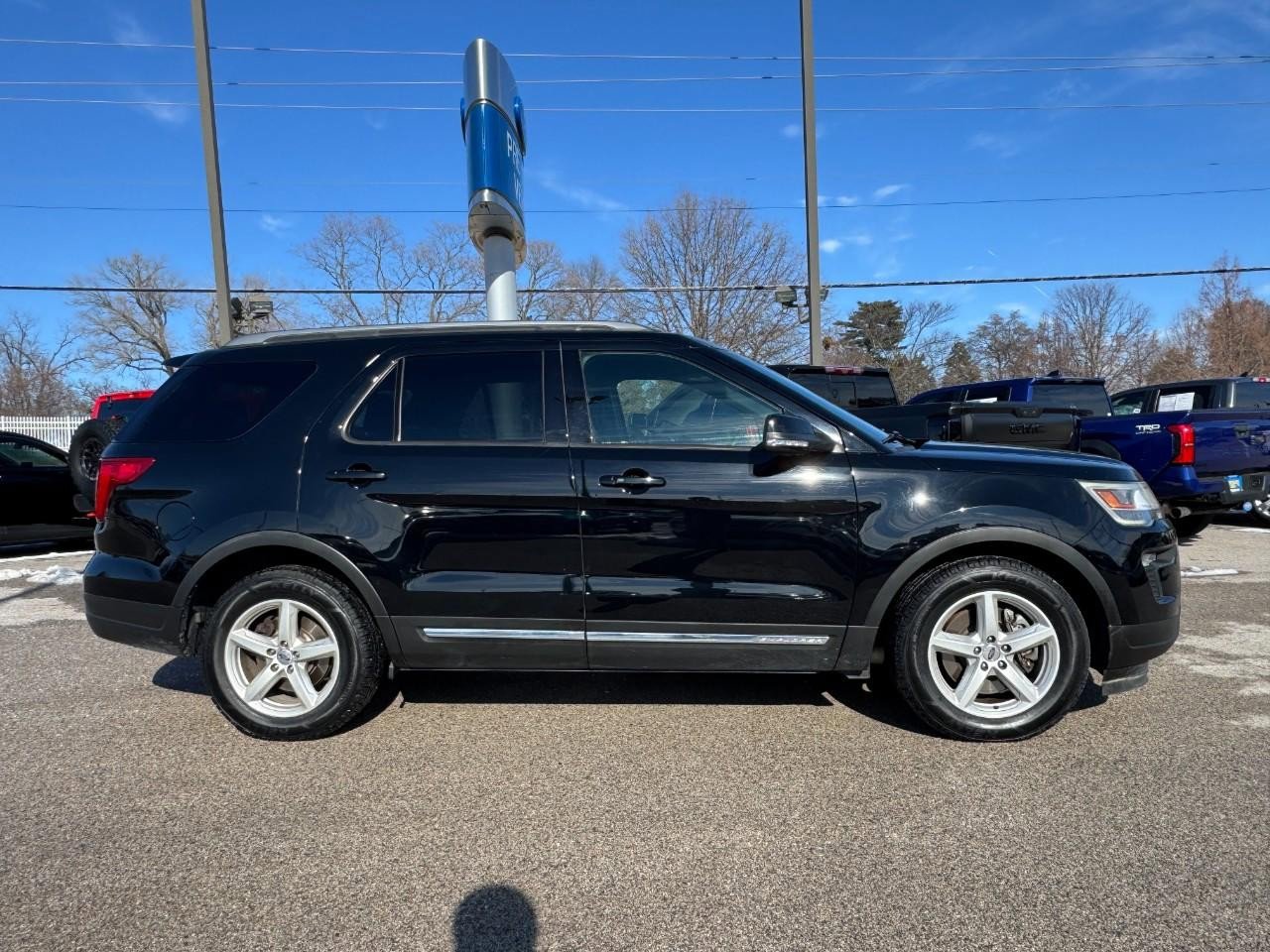 Used 2018 Ford Explorer XLT w/ Equipment Group 201A image 2