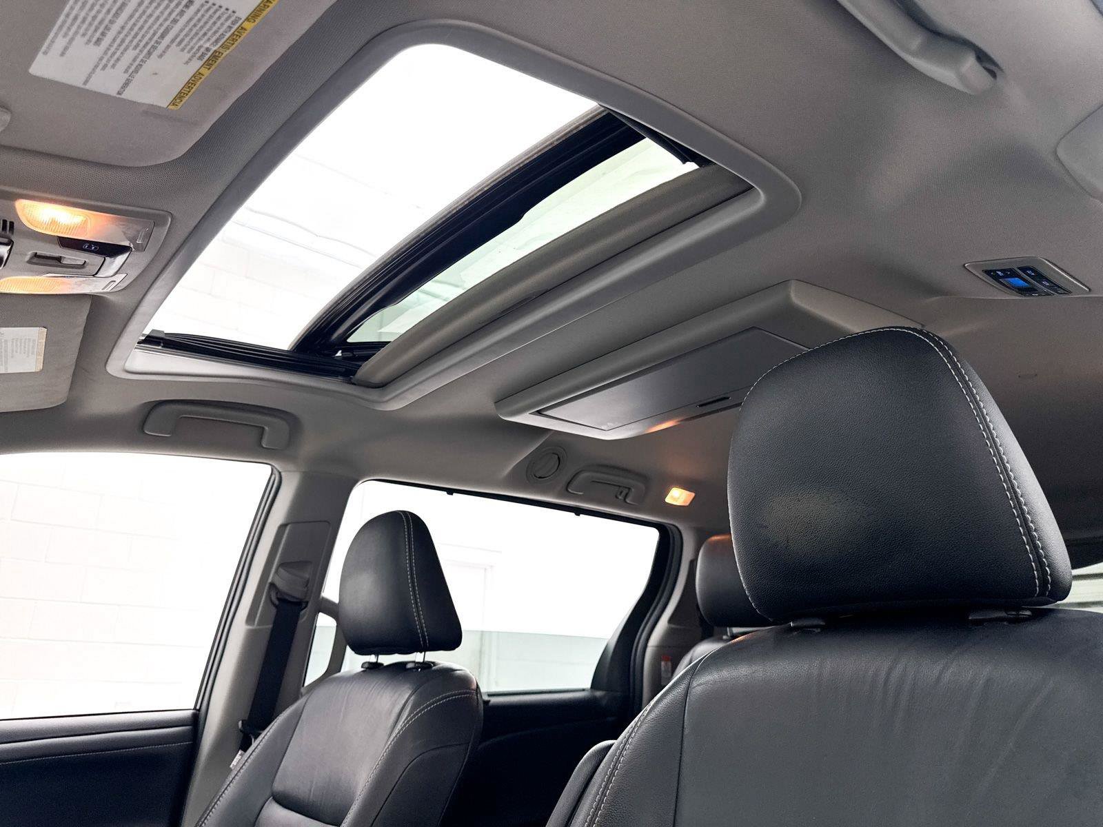 Used 2017 Toyota Sienna SE Premium FWD image 5
