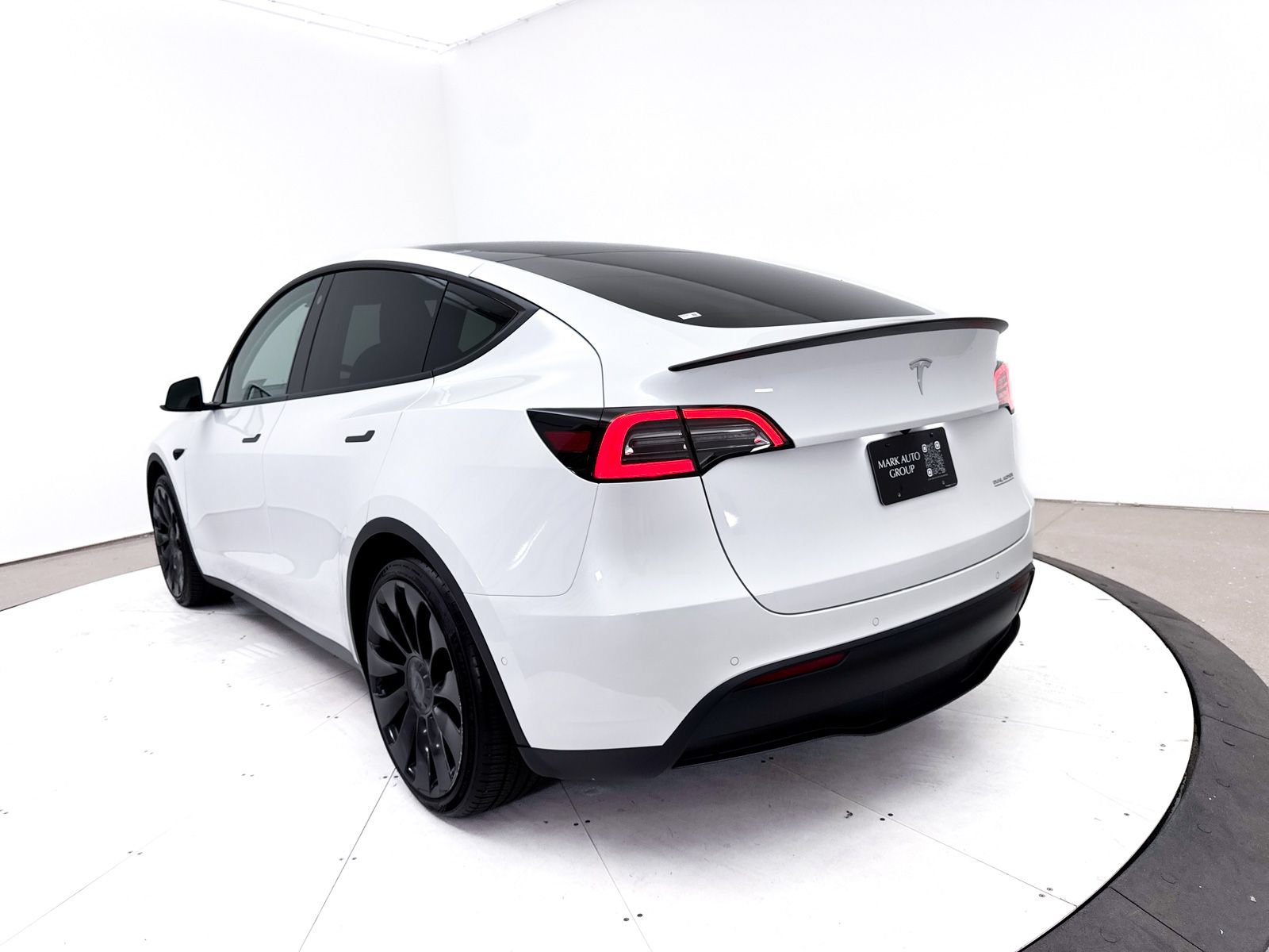 Used 2022 Tesla Model Y Performance AWD/4WD image 16