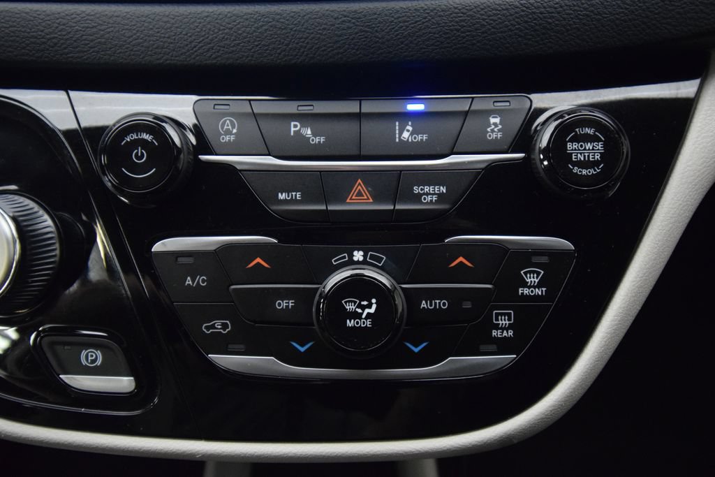 Used 2023 Chrysler Pacifica Touring-L FWD image 33