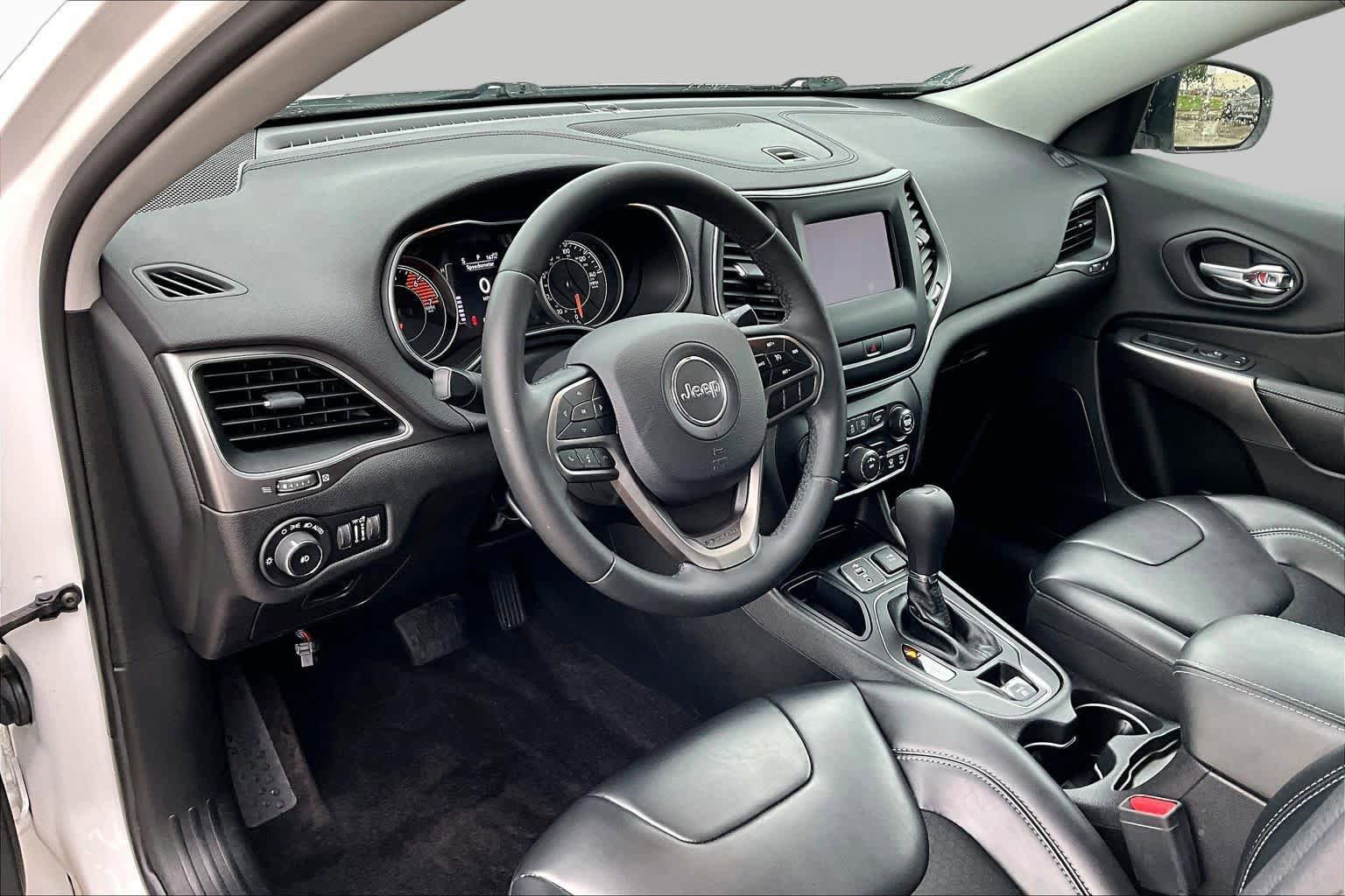 Used 2019 Jeep Cherokee Latitude Plus FWD image 17