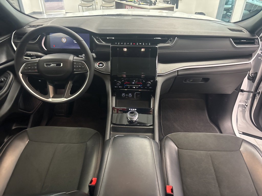 Used 2025 Jeep Grand Cherokee Altitude image 12