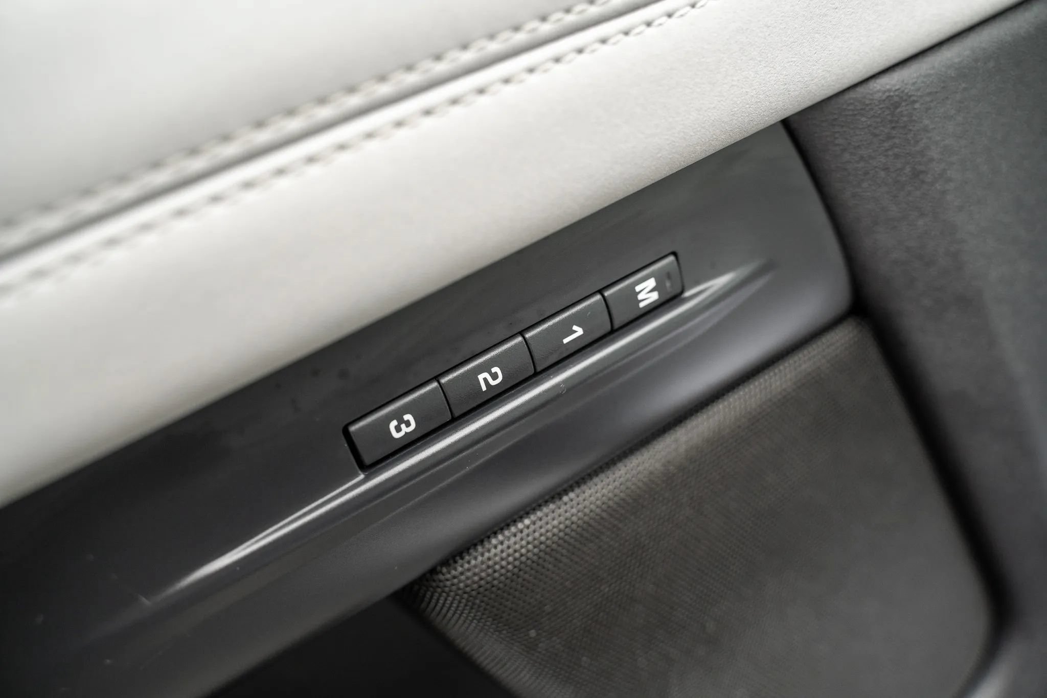 Used 2020 Land Rover Range Rover Evoque SE AWD/4WD image 17
