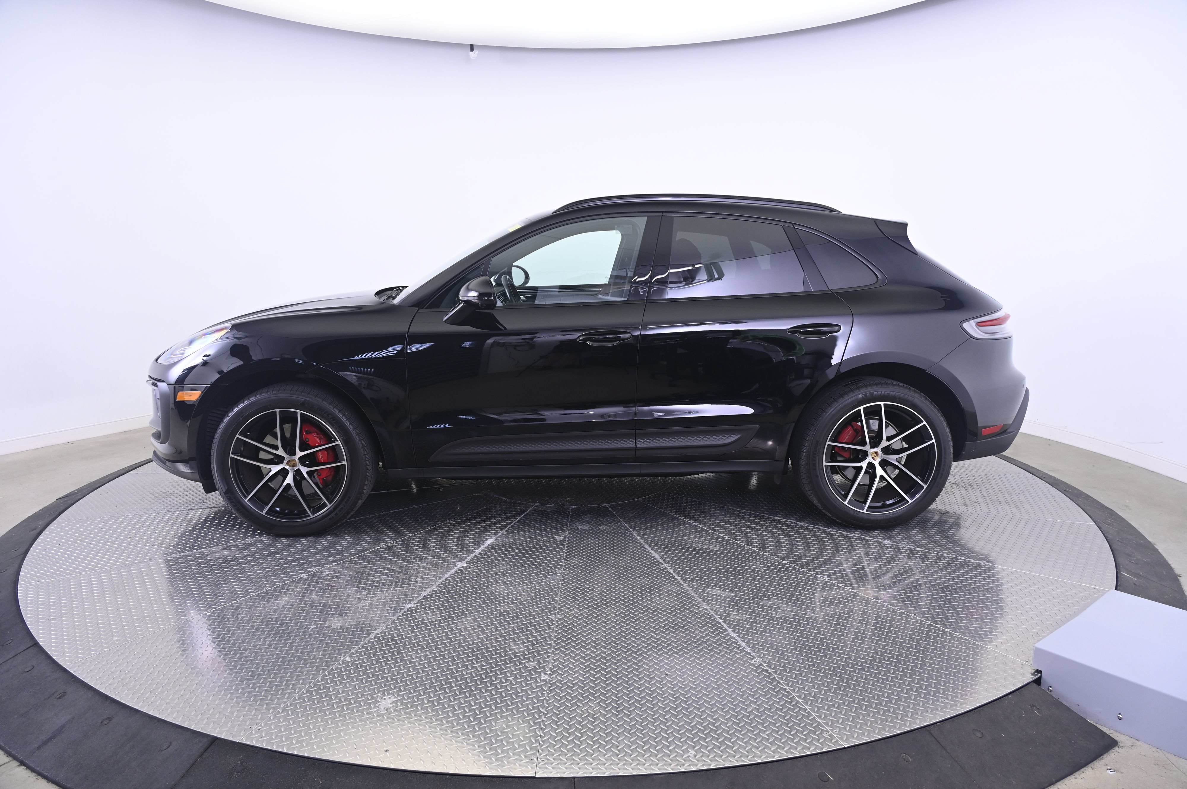 Certified 2024 Porsche Macan S AWD/4WD image 2
