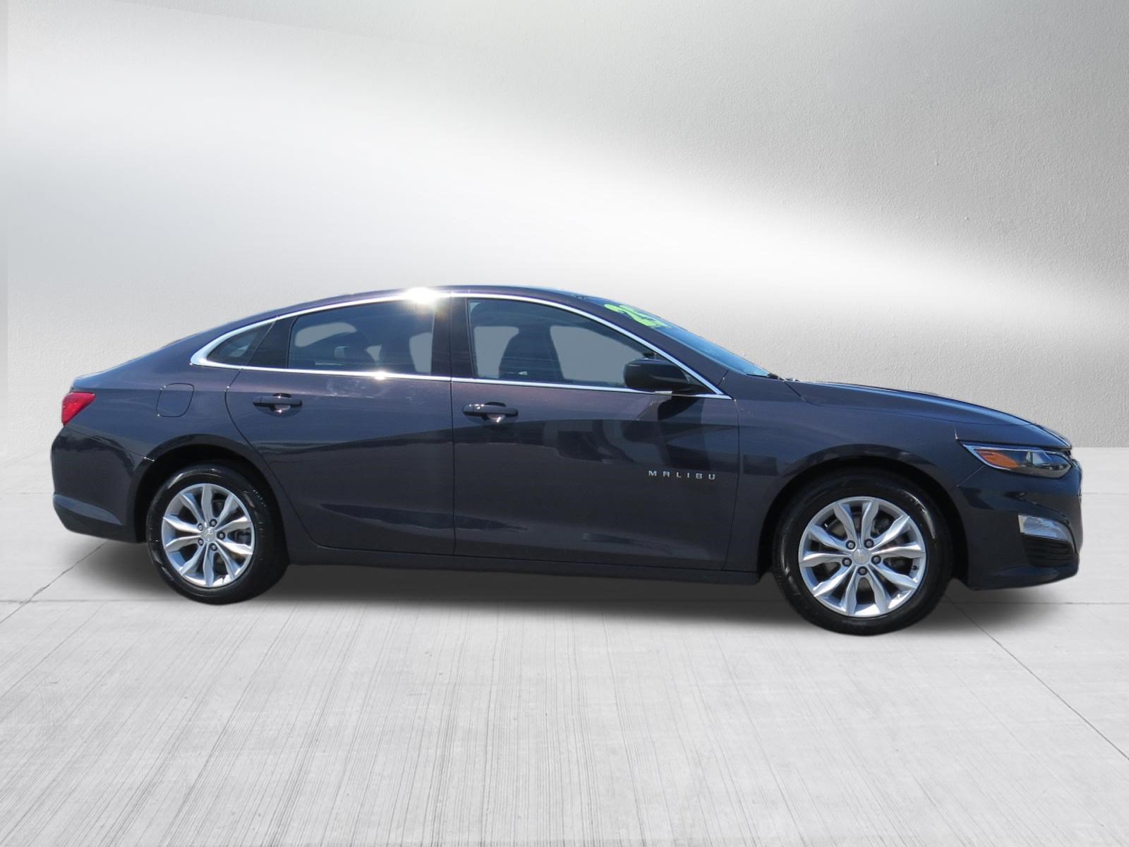 Used 2025 Chevrolet Malibu LT FWD image 2