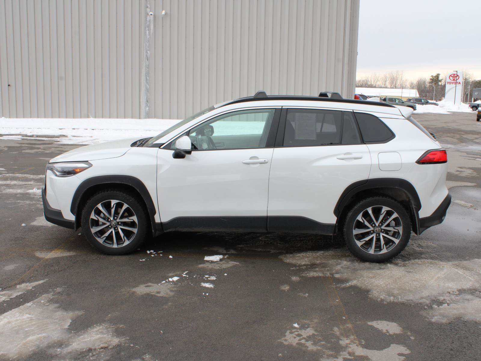 Used 2023 Toyota Corolla Cross XLE w/ Convenience Package image 5