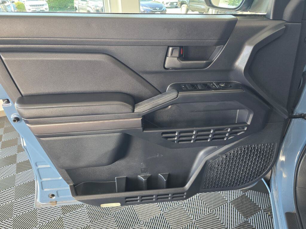 Certified 2025 Toyota 4Runner SR5 AWD/4WD image 31