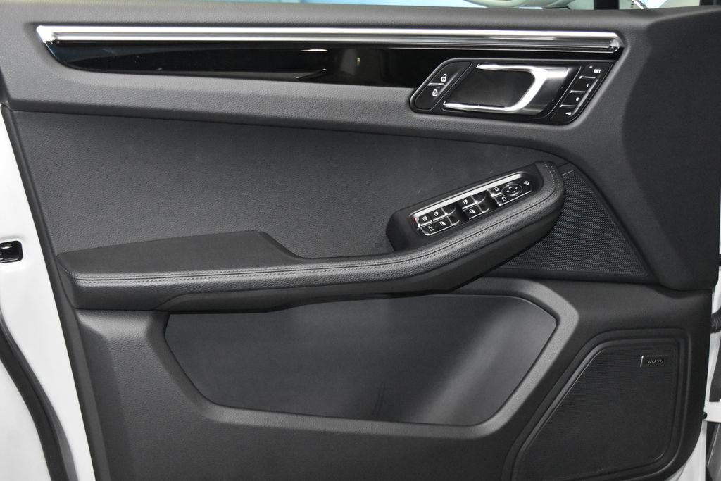 Certified 2025 Porsche Macan image 6