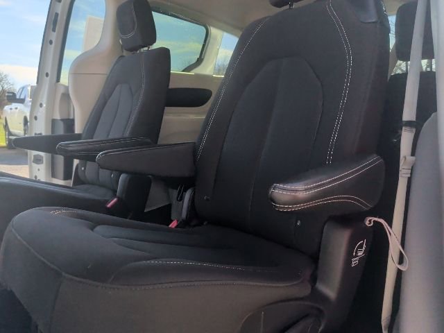 Used 2023 Chrysler Voyager LX image 19