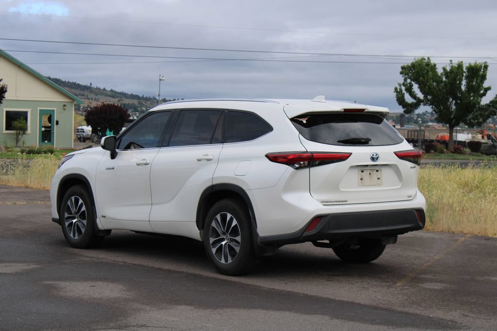 Used 2021 Toyota Highlander XLE AWD/4WD image 4