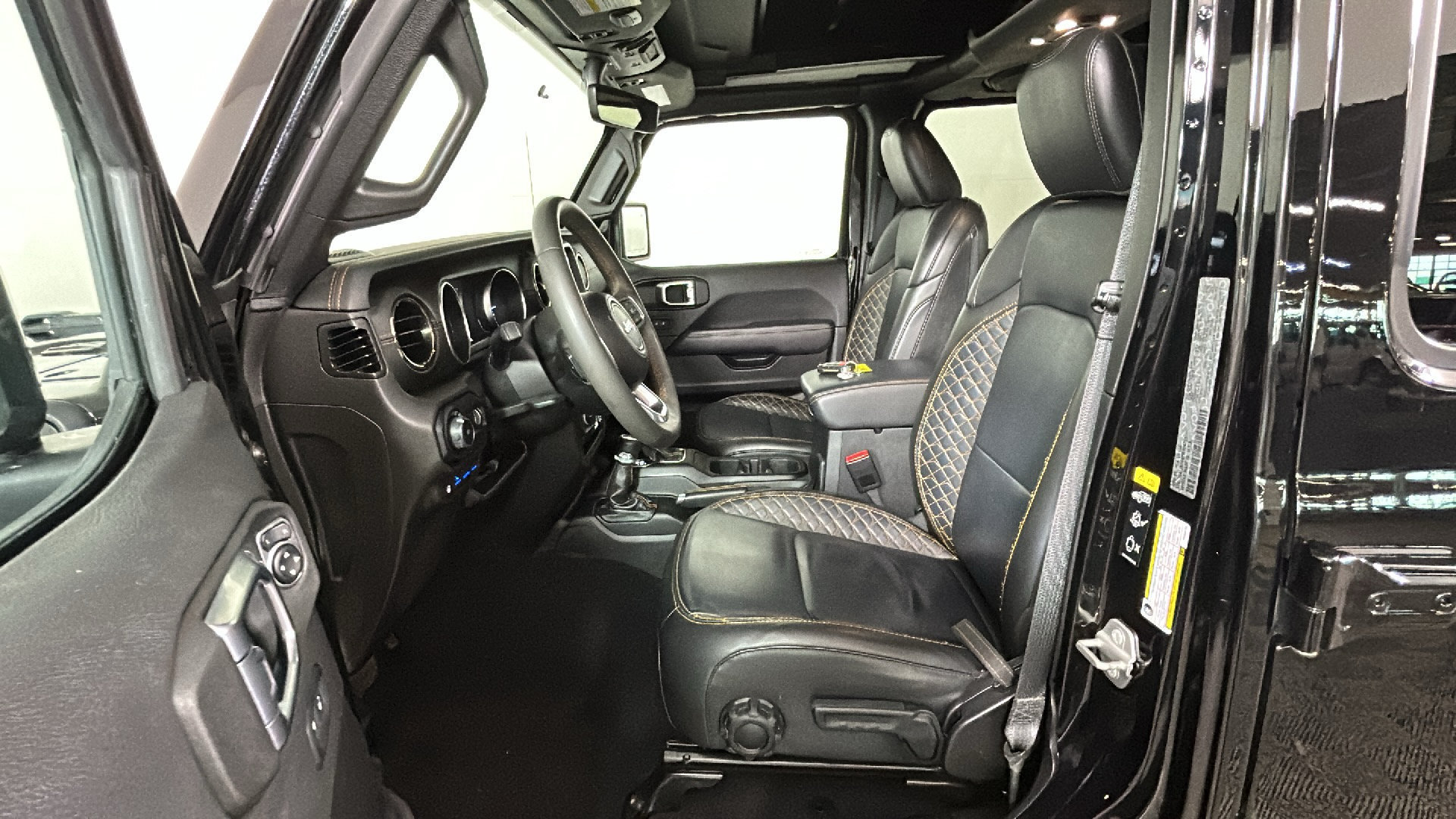 Used 2023 Jeep Wrangler Unlimited Sahara AWD/4WD image 13