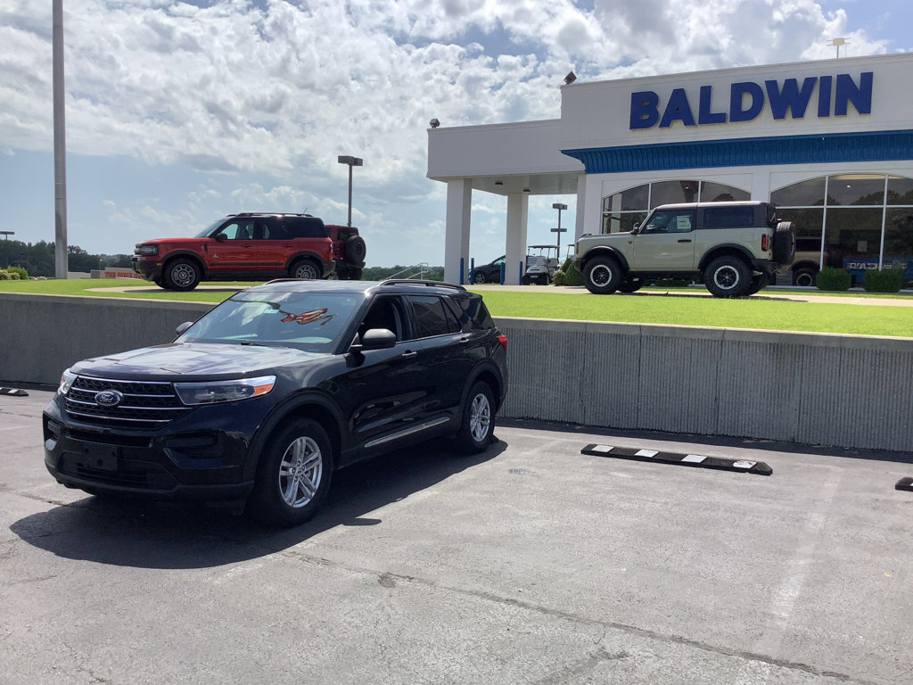 Used 2022 Ford Explorer XLT image 3