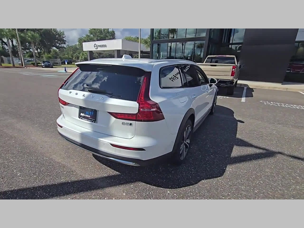 Used 2023 Volvo V60 B5 Cross Country Plus image 31