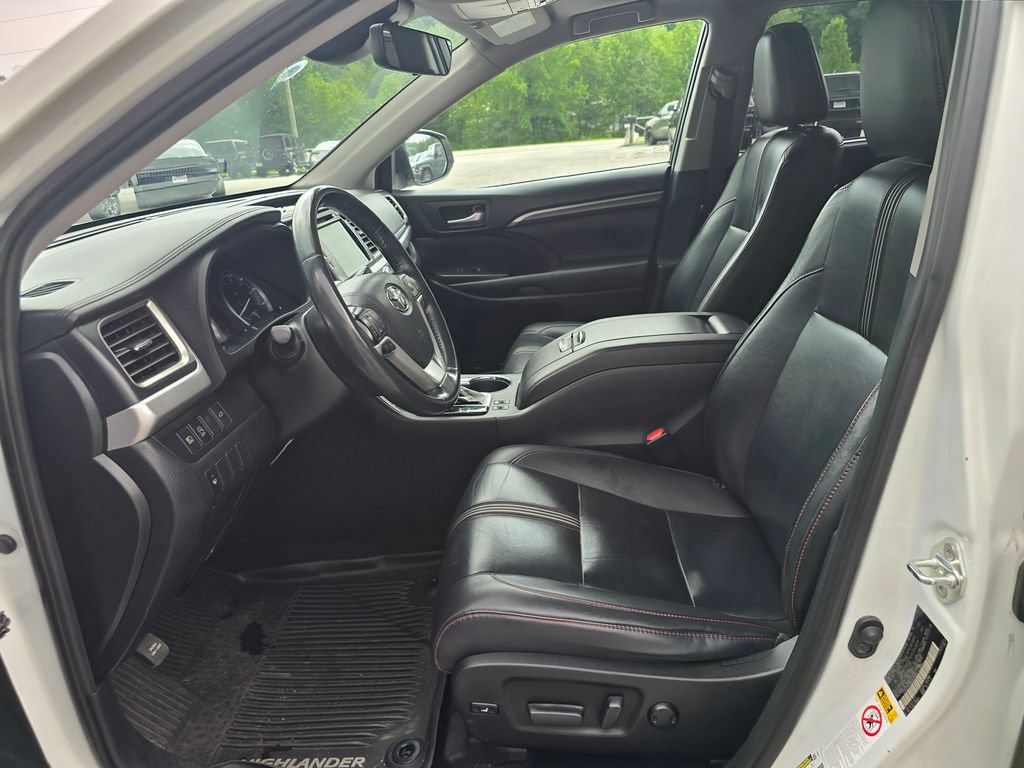 Used 2019 Toyota Highlander SE AWD/4WD image 4