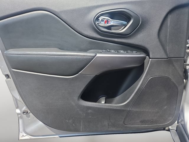 Used 2019 Jeep Cherokee Latitude w/ Cold Weather Group AWD/4WD image 16