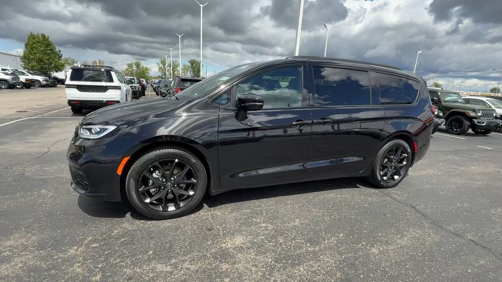 Used 2025 Chrysler Pacifica Limited FWD image 4