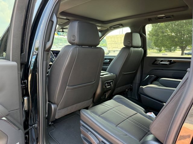 New 2025 Chevrolet Suburban High Country image 17