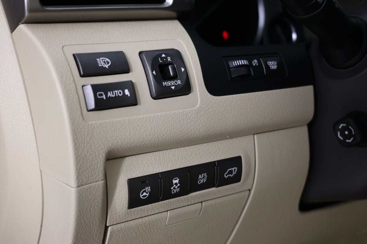Used 2013 Lexus LX 570 4WD w/ Luxury Pkg w/Pre-crash image 25