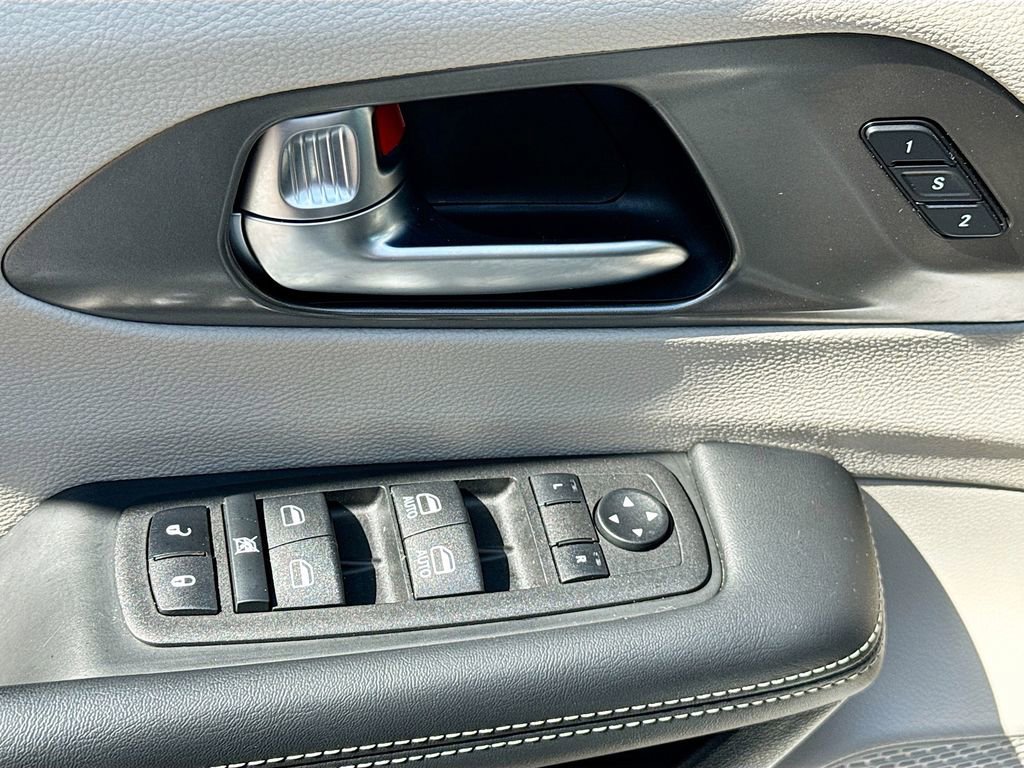 Used 2023 Chrysler Pacifica Touring-L FWD image 14