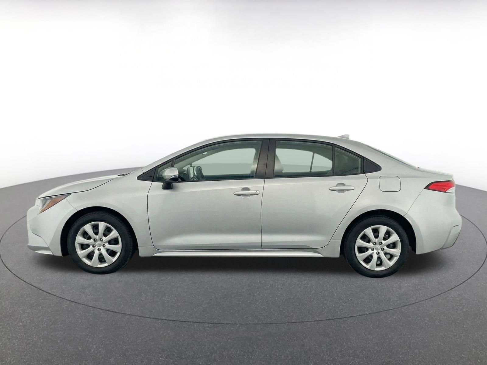 Used 2025 Toyota Corolla LE FWD image 4