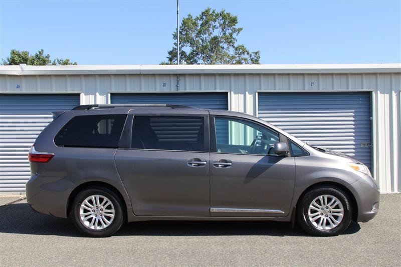 Used 2016 Toyota Sienna XLE w/ XLE Navigation Package FWD image 8
