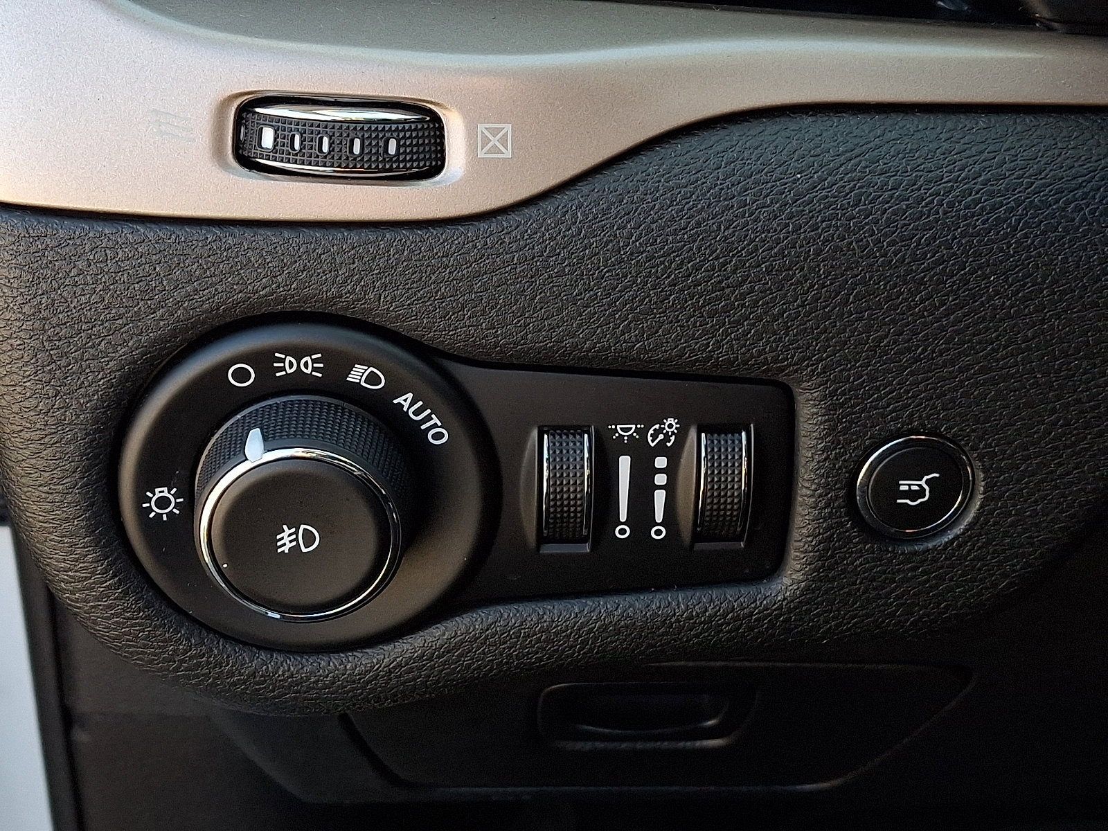 Certified 2016 Jeep Cherokee Limited w/ Luxury Group image 28