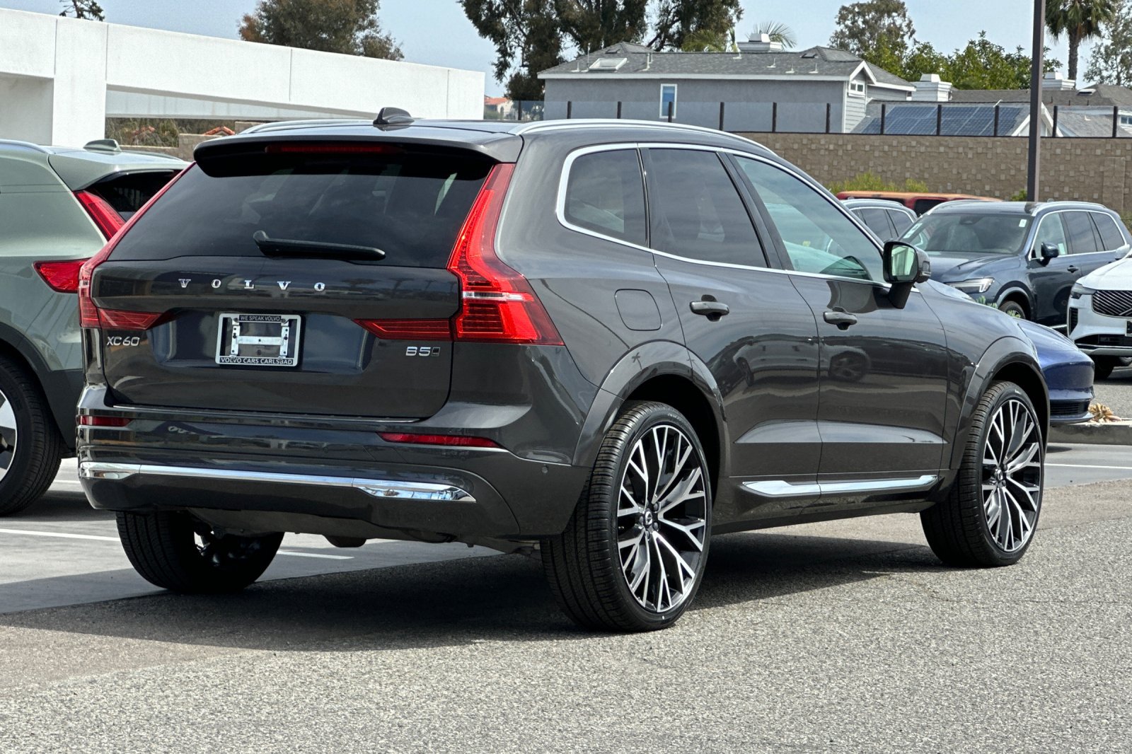 Certified 2023 Volvo XC60 B5 Ultimate AWD/4WD image 4
