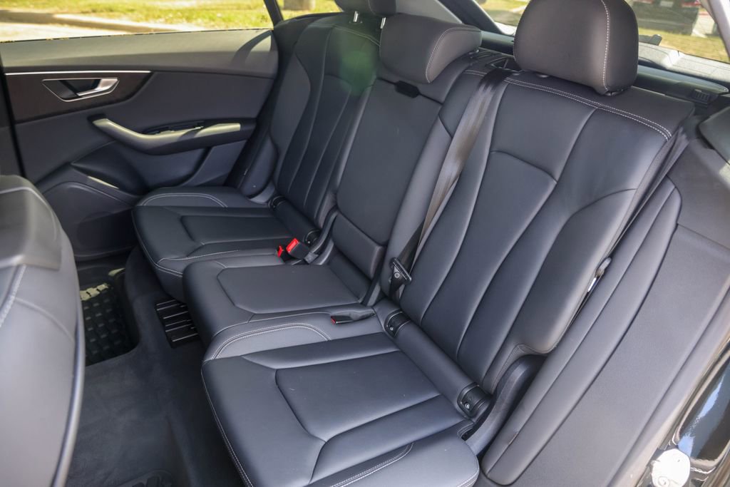 Used 2022 Audi Q8 Premium image 23