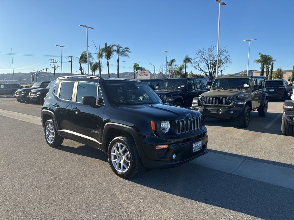 Used 2023 Jeep Renegade Latitude w/ Sun & Fun Group AWD/4WD image 2