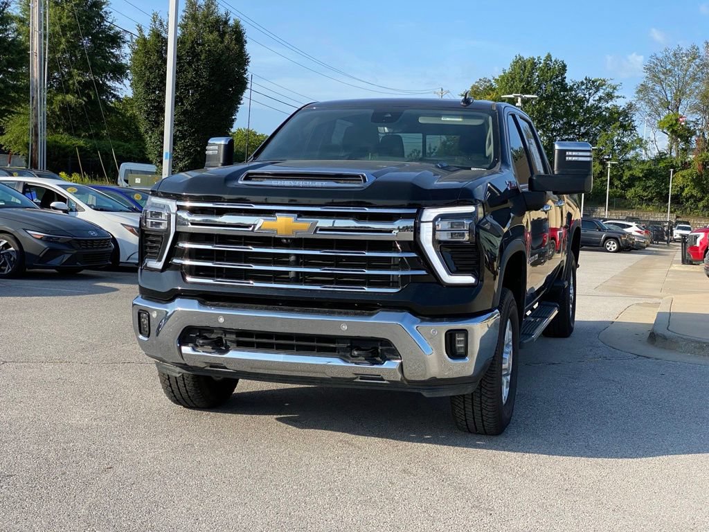 Used 2024 Chevrolet Silverado 2500 LTZ w/ LTZ Convenience Package AWD/4WD image 3