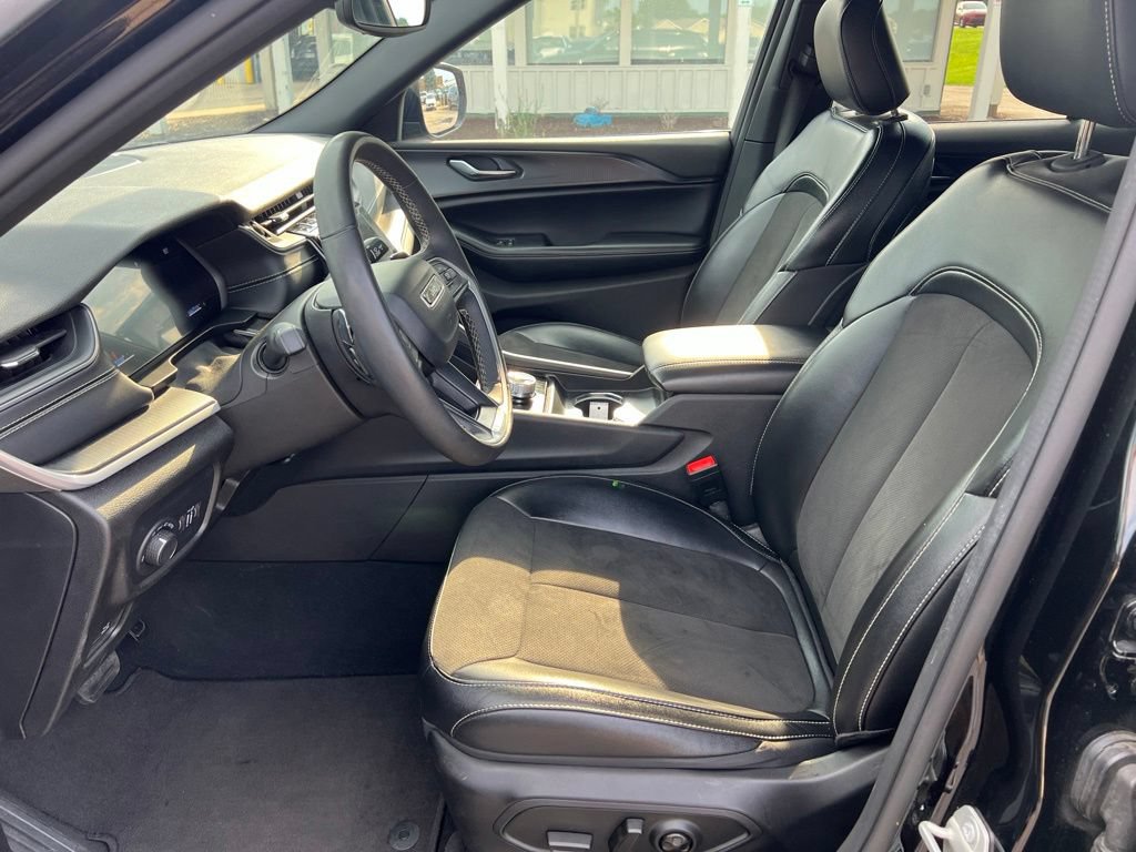 Used 2024 Jeep Grand Cherokee Altitude AWD/4WD image 17