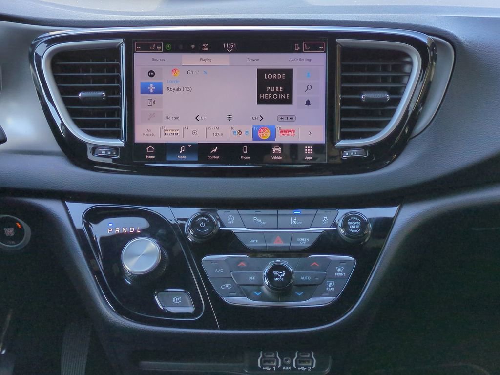 Used 2025 Chrysler Pacifica Select image 23