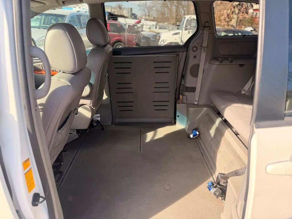 Used 2009 Toyota Sienna XLE image 2