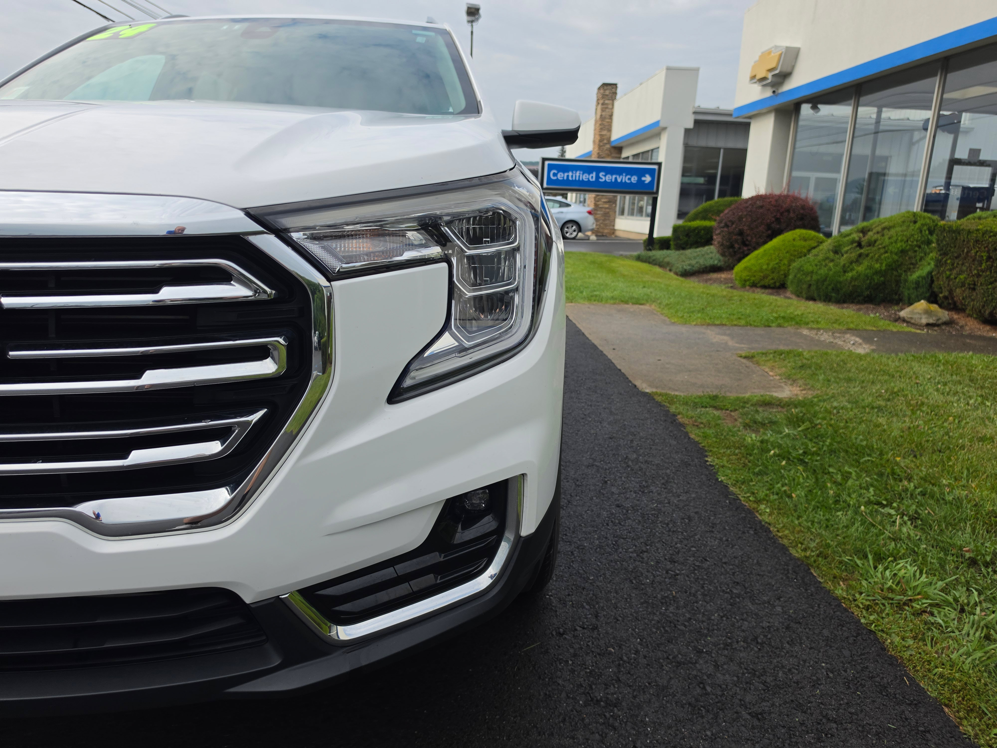 Used 2024 GMC Terrain SLT AWD/4WD image 10