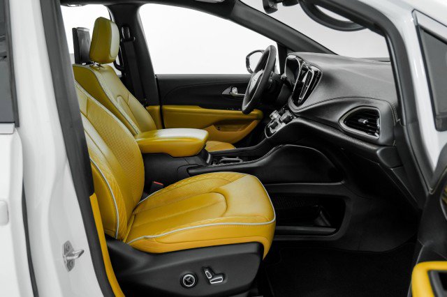 Used 2023 Chrysler Pacifica Pinnacle image 28