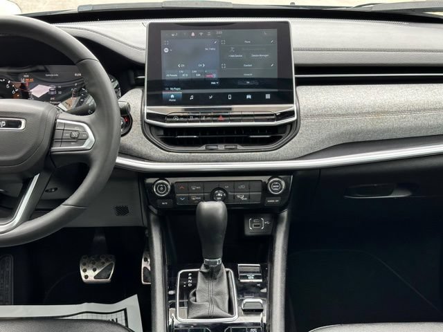 Used 2024 Jeep Compass Latitude w/ Sun and Sound Group AWD/4WD image 16