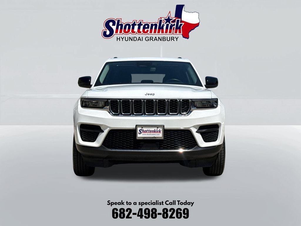 Used 2022 Jeep Grand Cherokee Laredo w/ Luxury Tech Group I RWD image 2