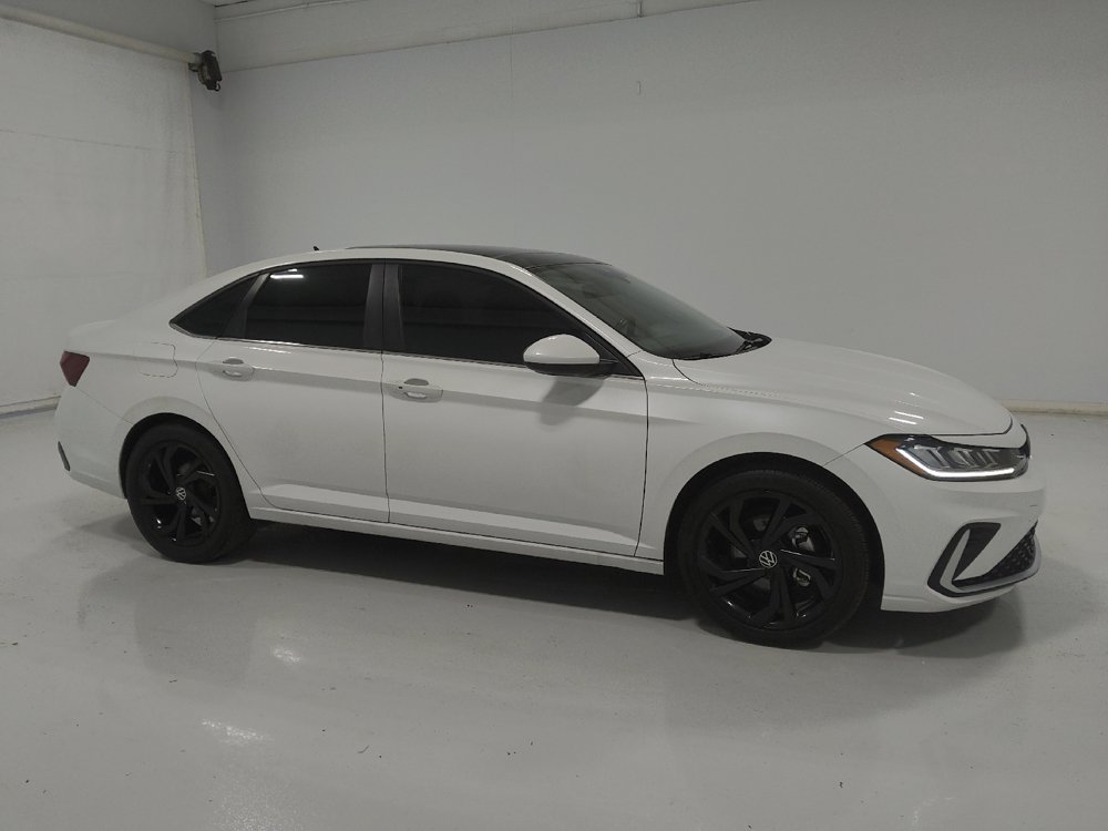 Used 2025 Volkswagen Jetta SE FWD image 11
