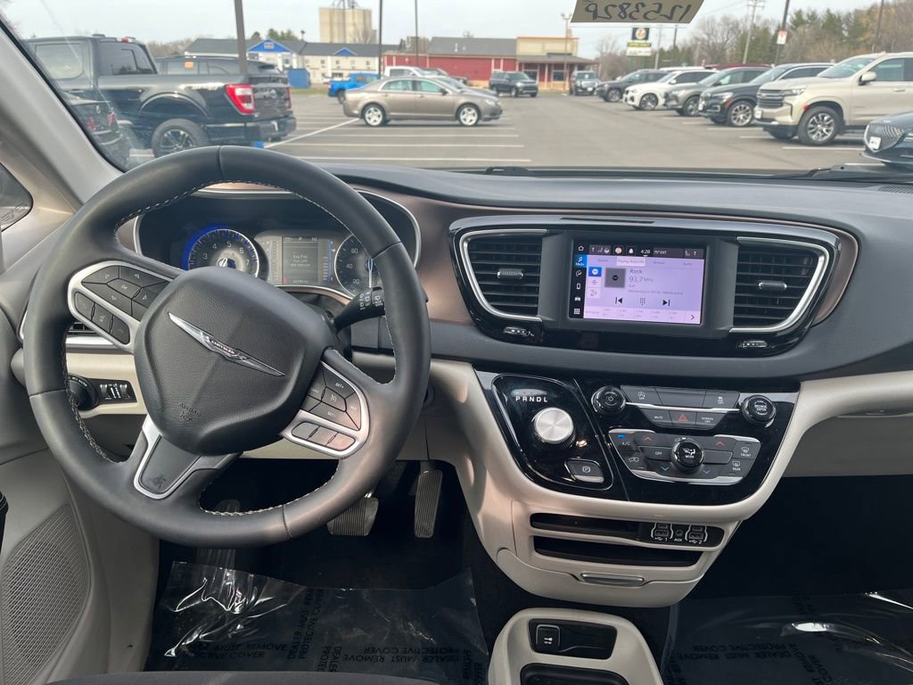 Used 2024 Chrysler Voyager LX FWD image 13