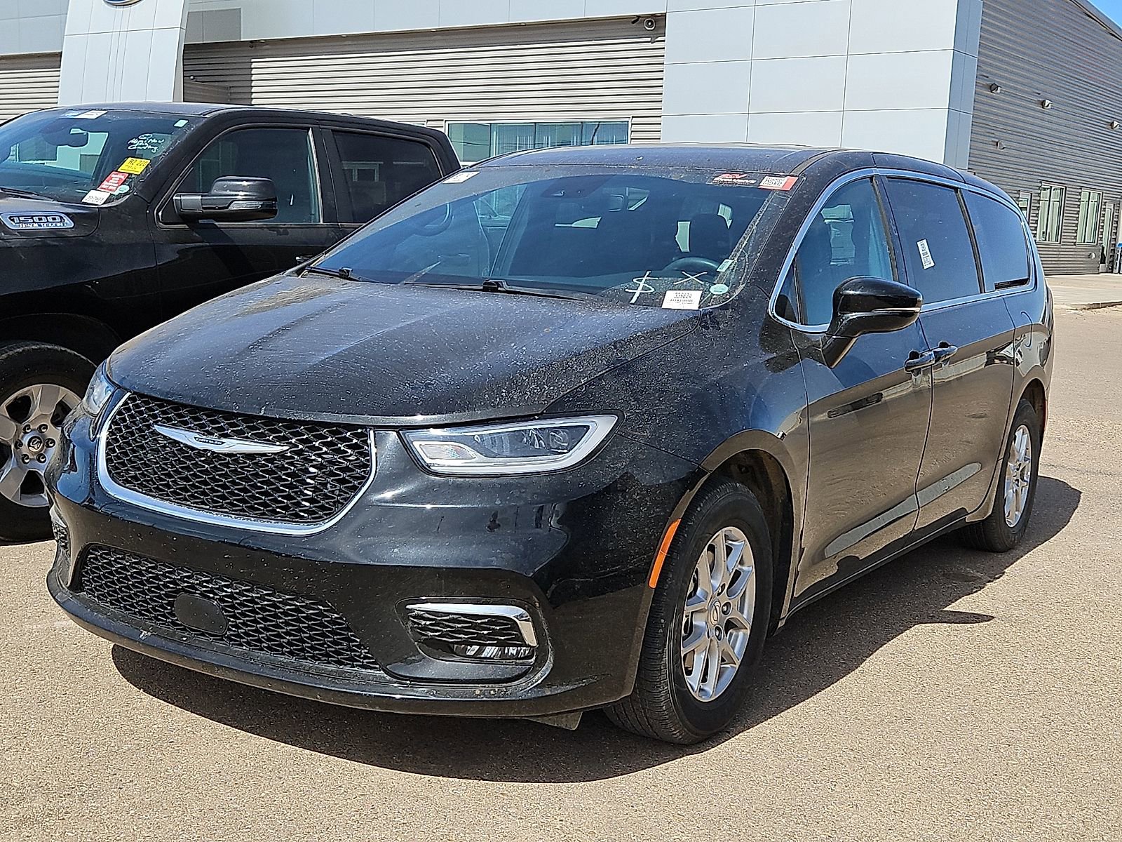 Used 2025 Chrysler Pacifica Select