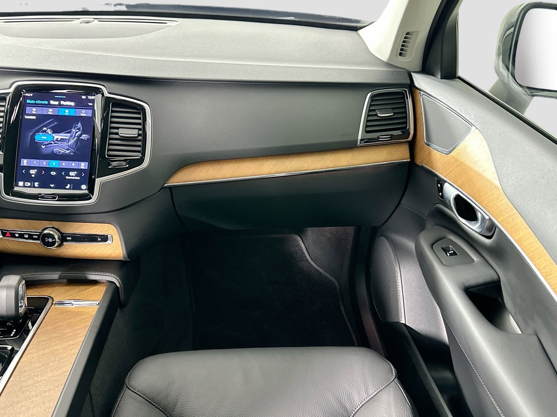 Used 2024 Volvo XC90 B6 Plus w/ Protection Package Premier image 24