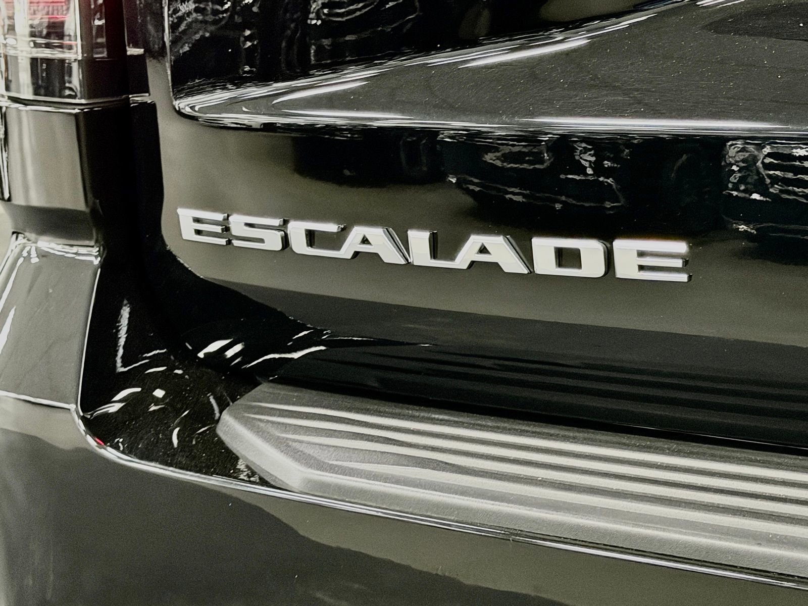 Used 2025 Cadillac Escalade ESV Premium Luxury image 13
