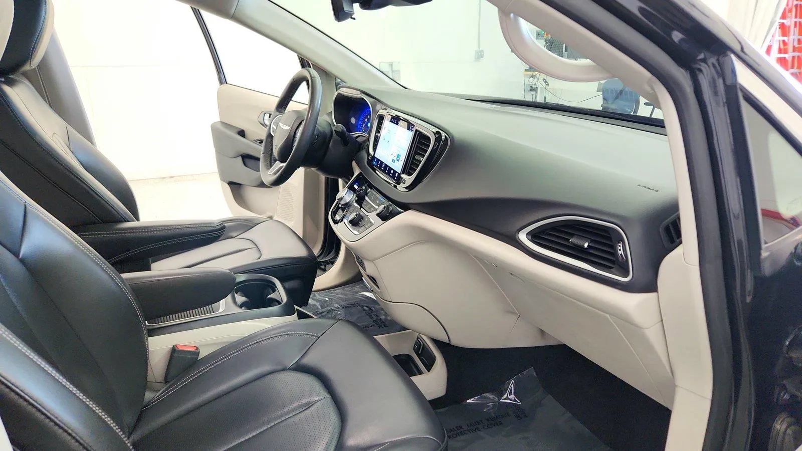 Used 2023 Chrysler Pacifica Touring-L FWD image 29