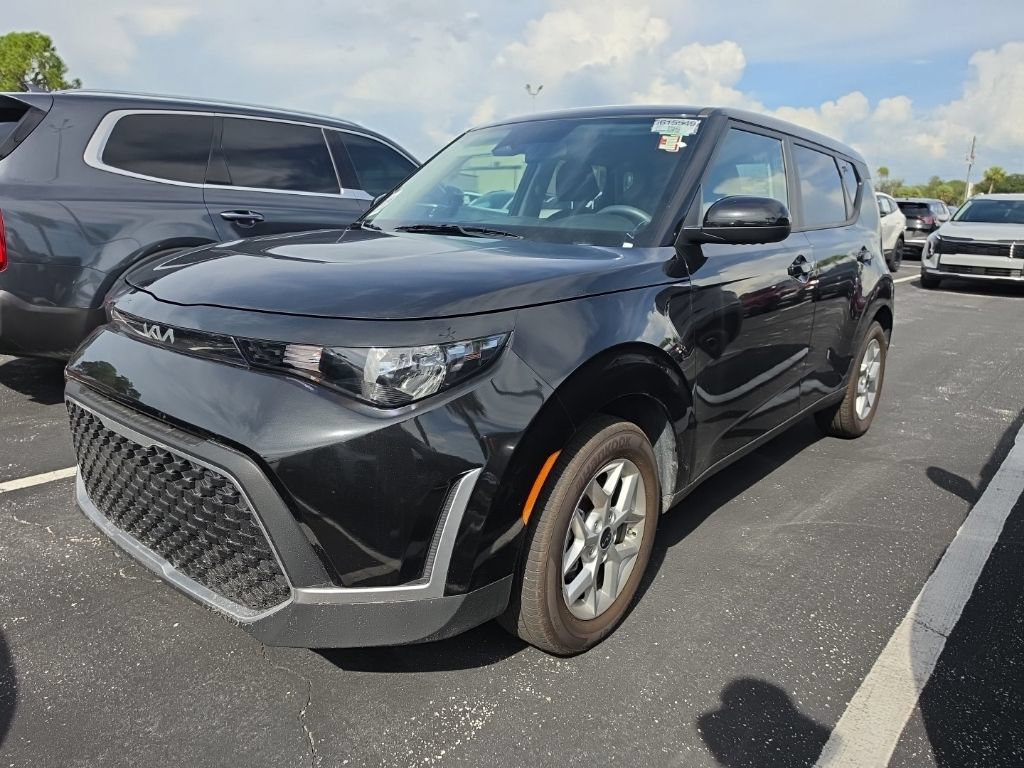 Certified 2025 Kia Soul LX w/ LX Technology Package FWD image 6