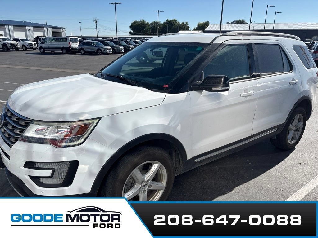 Used 2017 Ford Explorer XLT w/ Equipment Group 202A AWD/4WD image 2