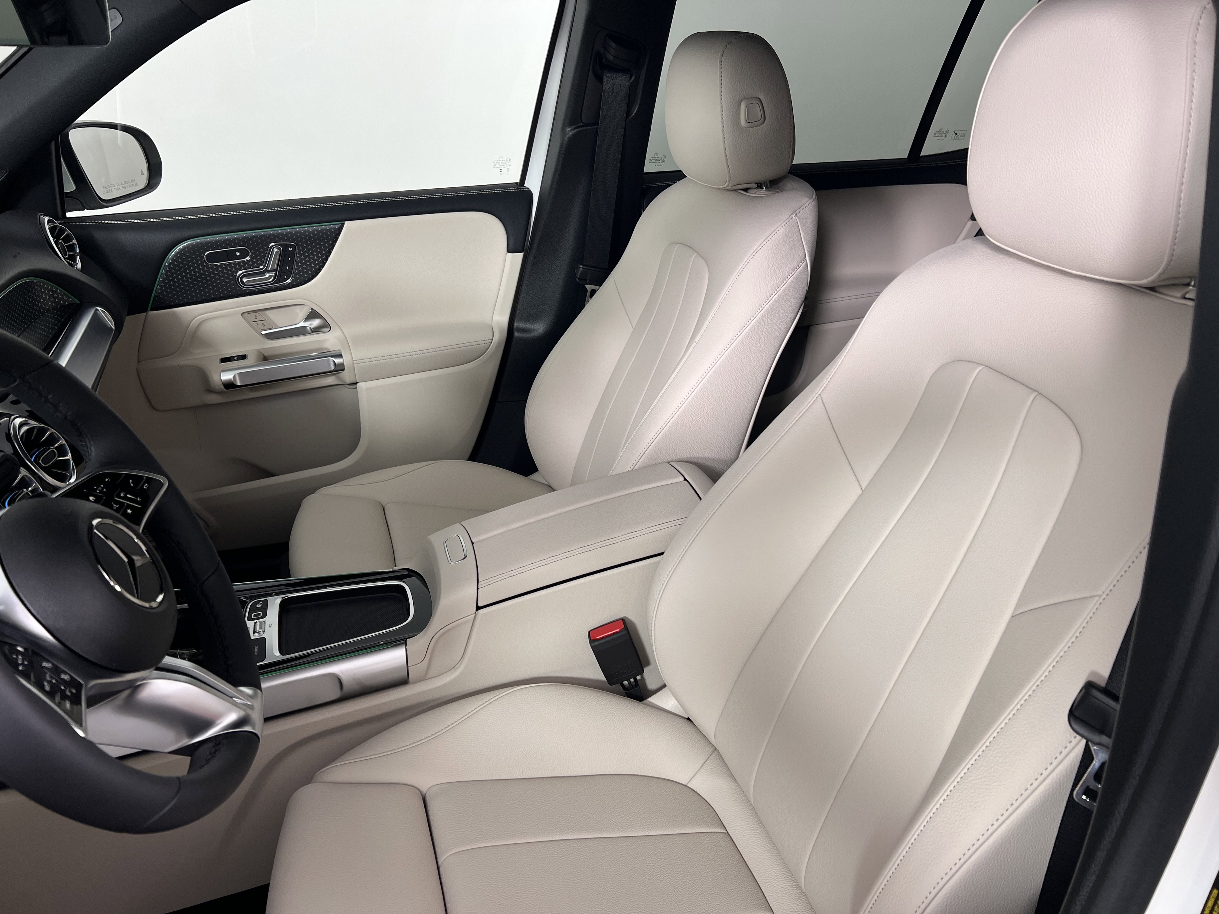 Used 2025 Mercedes-Benz GLB 250 4MATIC image 15