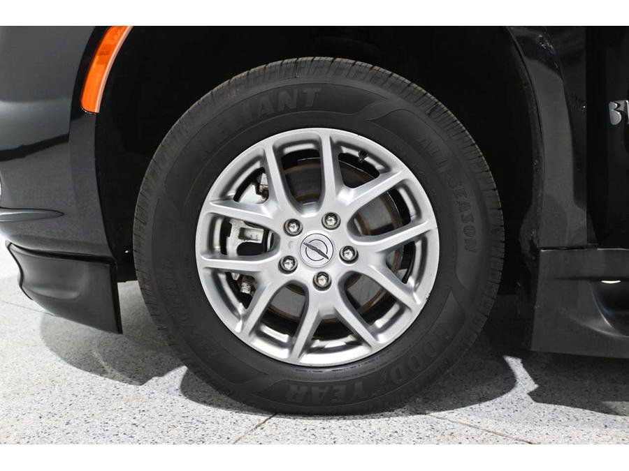 Used 2021 Chrysler Pacifica Touring w/ Cold Weather Group FWD image 12